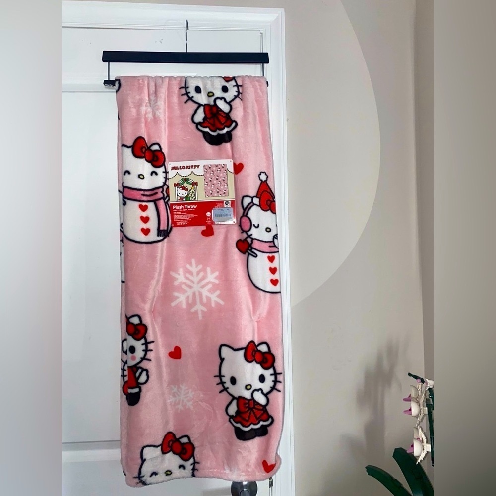 Hello kitty snowman Christmas blanket.